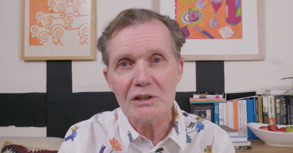 This video introduces a comprehensive UK-focused guide on how to get discovered by major AI platforms